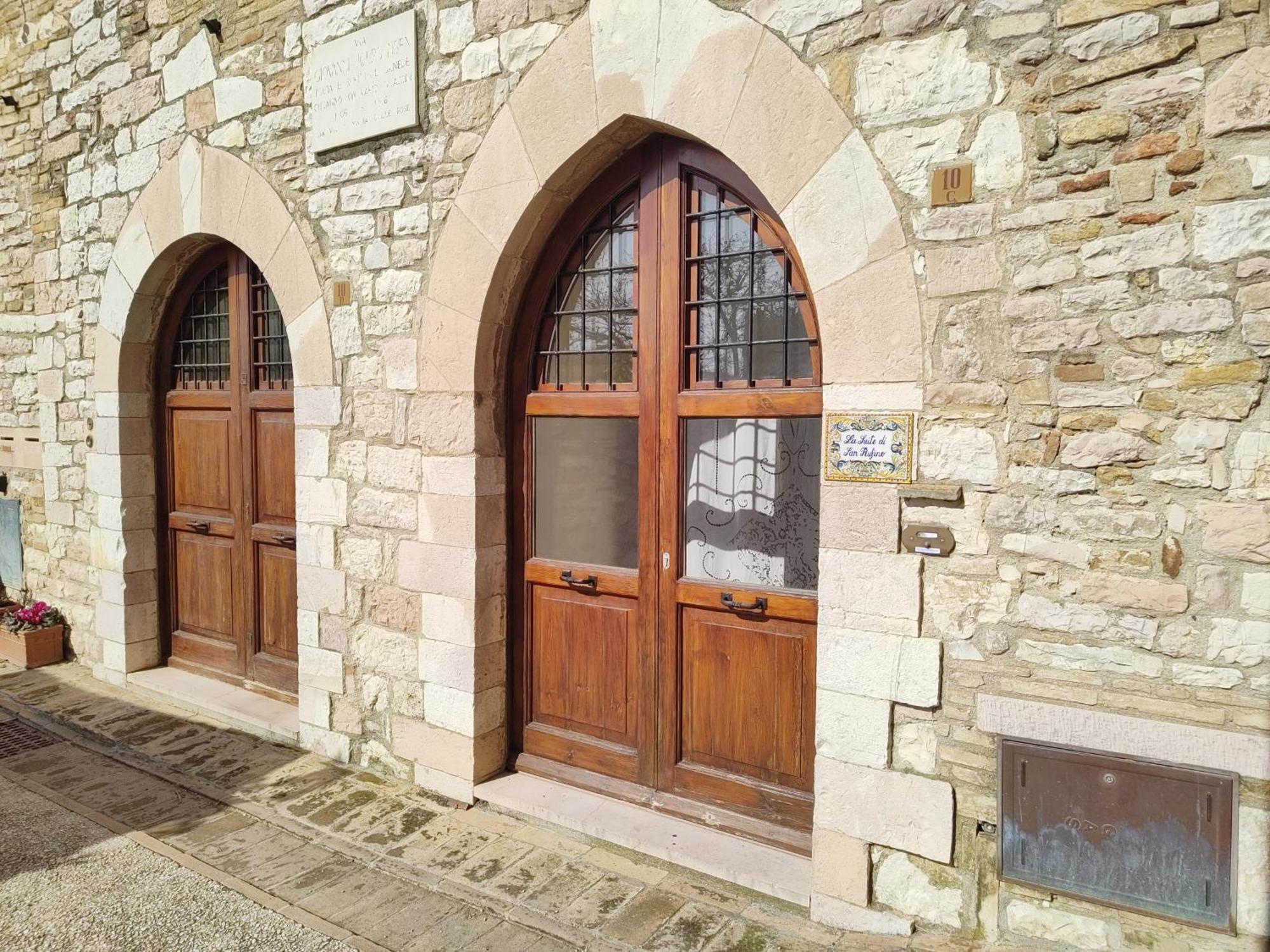 La Suite Di San Rufino - Myassisisuite Appartamenti - A 13 Minuti Da San Francesco - 2 Letti Matrimoniali-Centrale Esterno foto