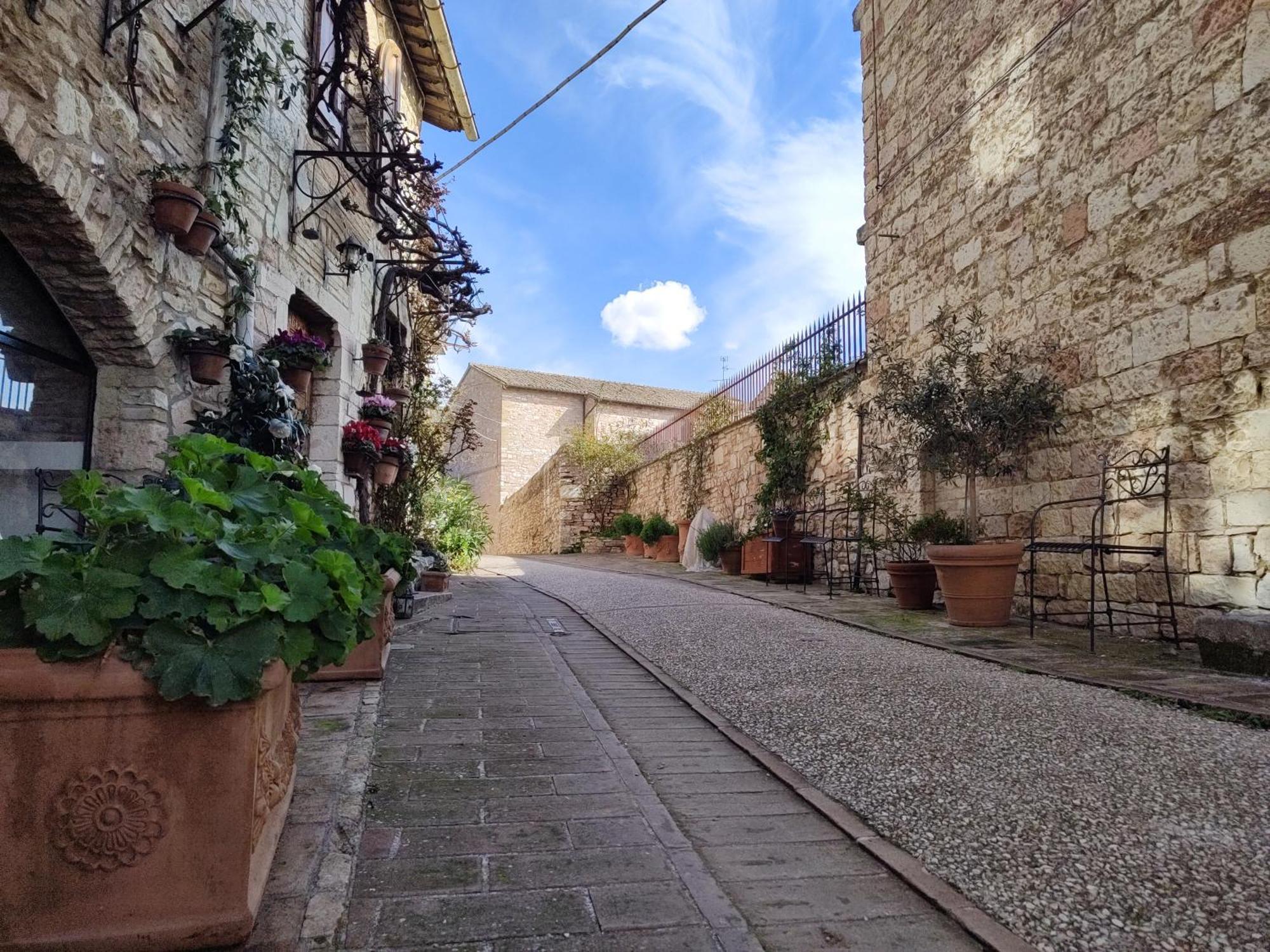 La Suite Di San Rufino - Myassisisuite Appartamenti - A 13 Minuti Da San Francesco - 2 Letti Matrimoniali-Centrale Esterno foto