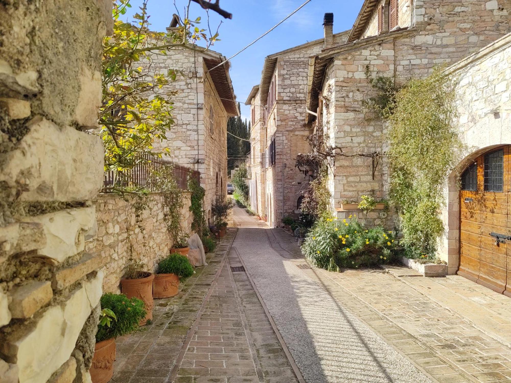 La Suite Di San Rufino - Myassisisuite Appartamenti - A 13 Minuti Da San Francesco - 2 Letti Matrimoniali-Centrale Esterno foto