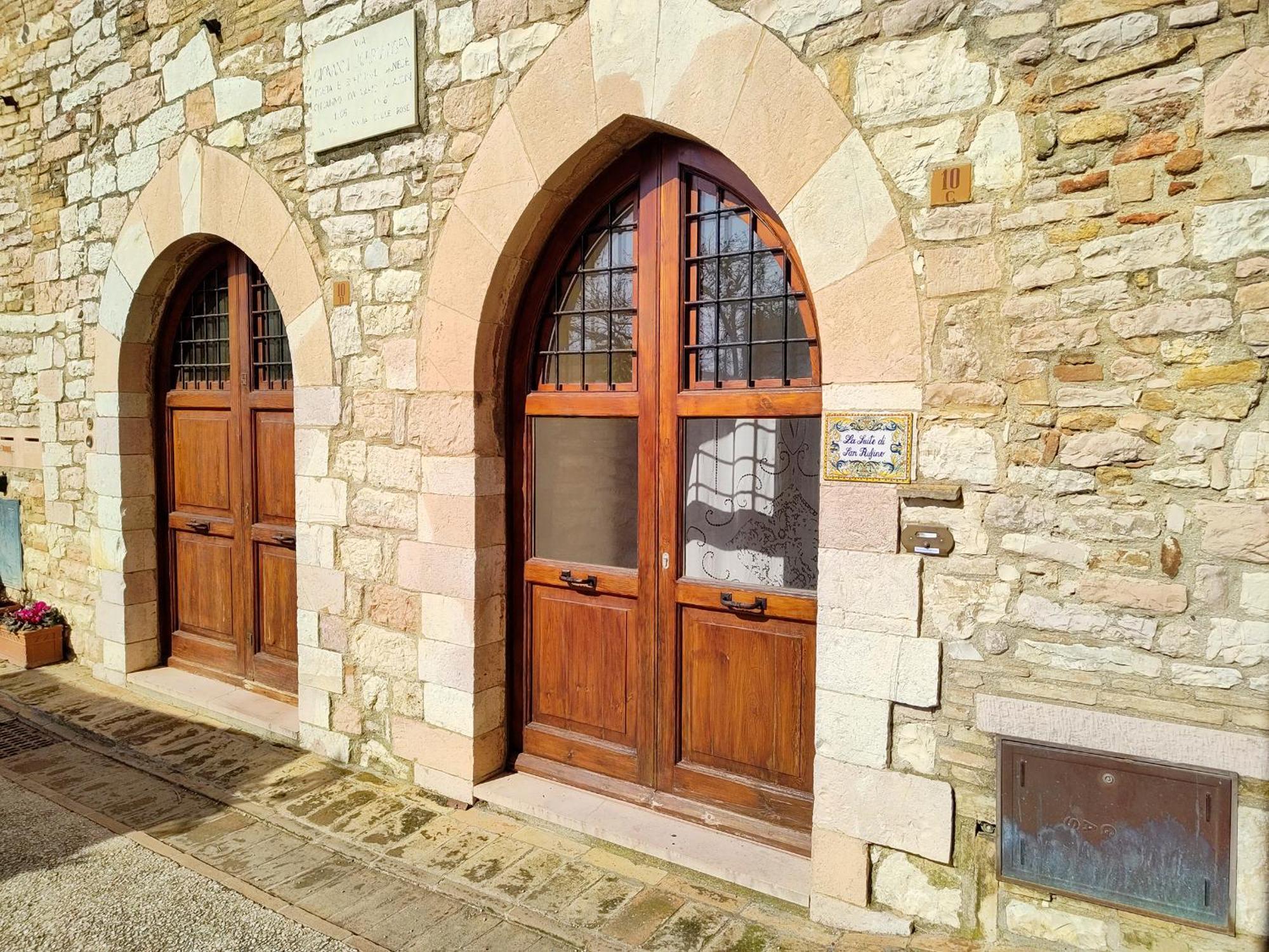 La Suite Di San Rufino - Myassisisuite Appartamenti - A 13 Minuti Da San Francesco - 2 Letti Matrimoniali-Centrale Esterno foto
